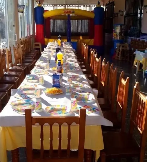 Salón exterior preparado para una celebración infantil