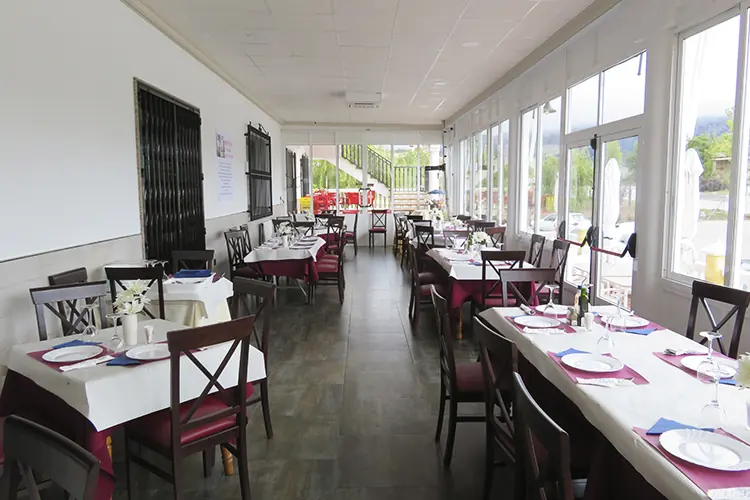 Salón exterior preparado con mesas