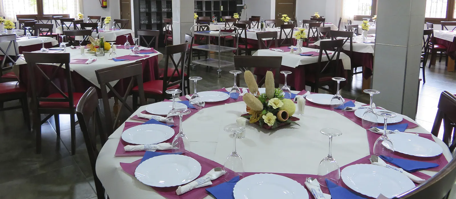 Salón preparado para una comida de grupo