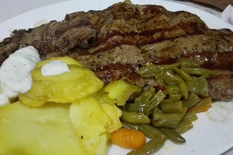Entrecot con patatas y verduras servido en Venta El Cortijuelo